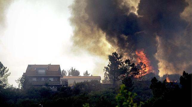 El fuego rodea Orense