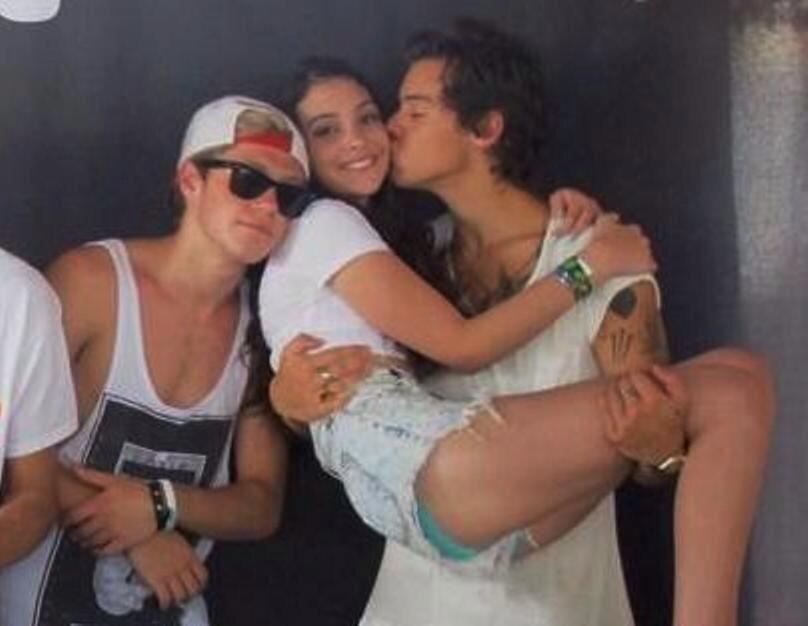Harry sujeta a una fan mientras le besa