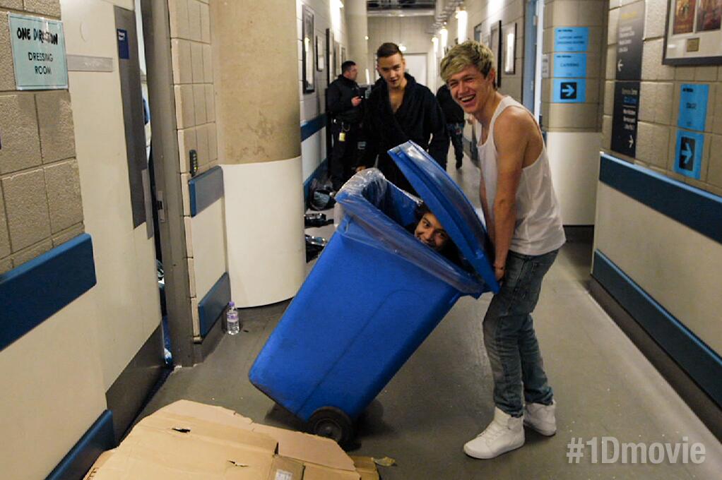 Jugando con los cubos de la basura