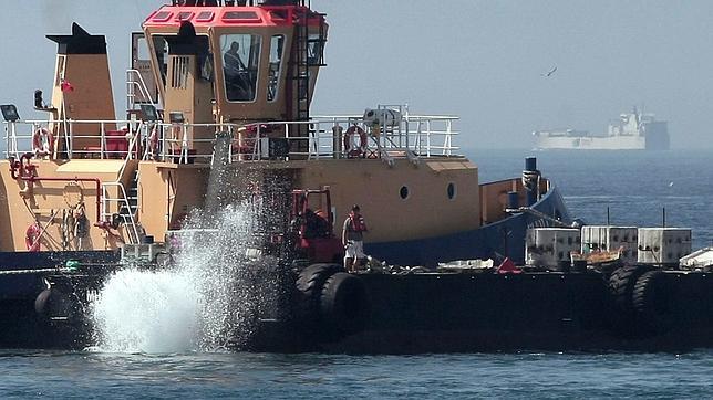 Lanzamiento de uno de los 70 bloques de hormigón lanzados por Gibraltar a las aguas próximas