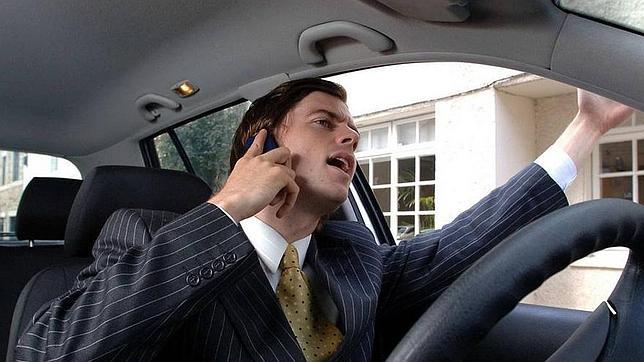 Un juez anula una multa por hablar por el móvil conduciendo