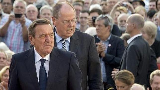 El excanciller Schröder trata de impulsar la campaña del socialdemócrata Steinbrück