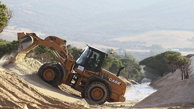 El Gobierno espera el respaldo jurídico para prohibir que entre arena a Gibraltar