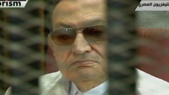 Mubarak regresa al banquillo pero su juicio se aplaza hasta el 14 de septiembre