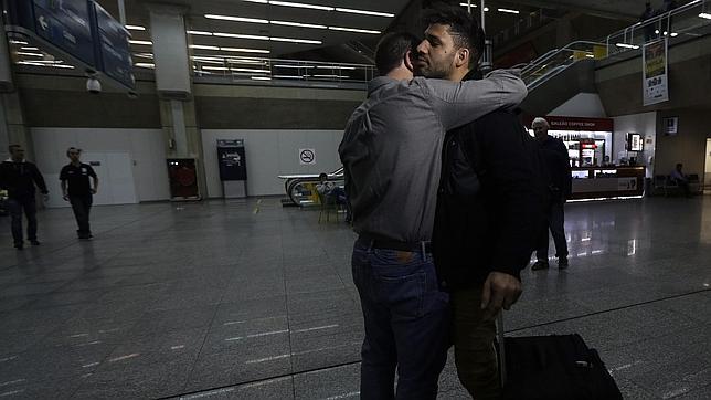 El periodista del caso Snowden advierte a Londres de que «lamentará» haber retenido a su pareja