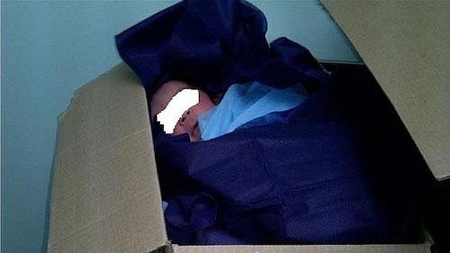 Polémica en Venezuela por la foto de un recién nacido una caja de cartón
