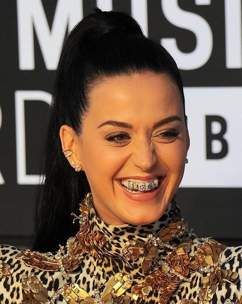 Katy Perry luce fundas fashionistas en los dientes