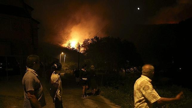 Ascienden a 1.850 las hectáreas de superficie afectada en el incendio de Oia
