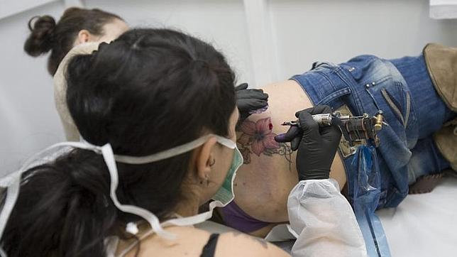 Los riesgos de realizarse tatuajes y piercing en verano