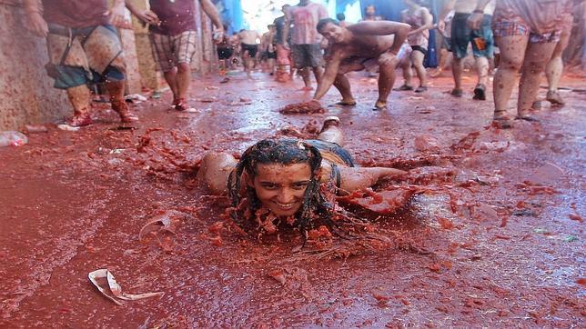 Arranca la primera tomatina de pago con lleno absoluto y récord de tomates