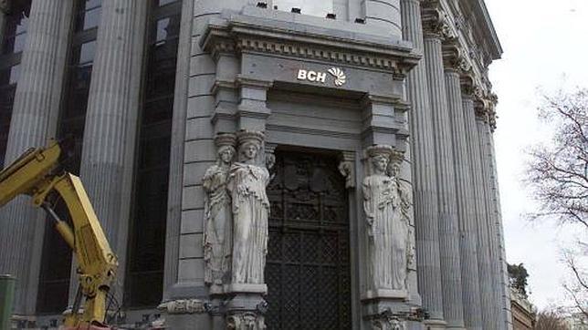 Cuatro estatuas presiden la entrada del edificio