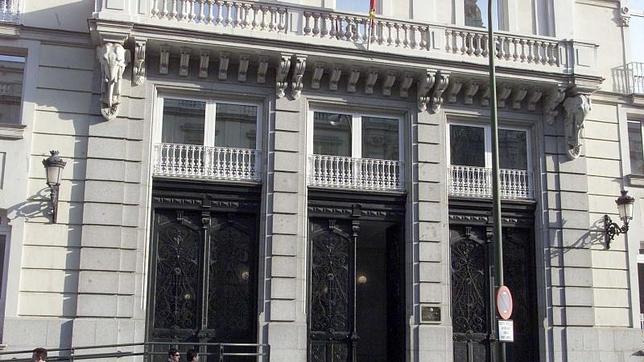 Fachada principal del C.G.P.J., con los elefantes a ambos lados del balcón