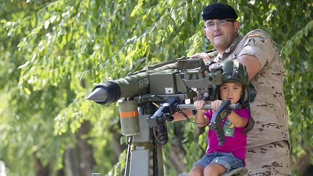 Un niño participa en el simulacro y desfile de las Fuerzas Armadas