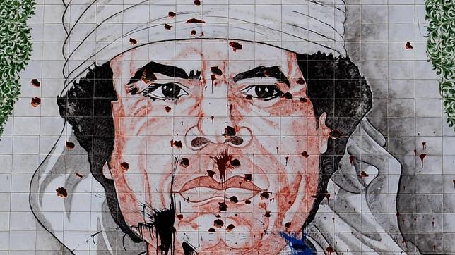 Un cartel con el rostro de Gadafi tiroteado