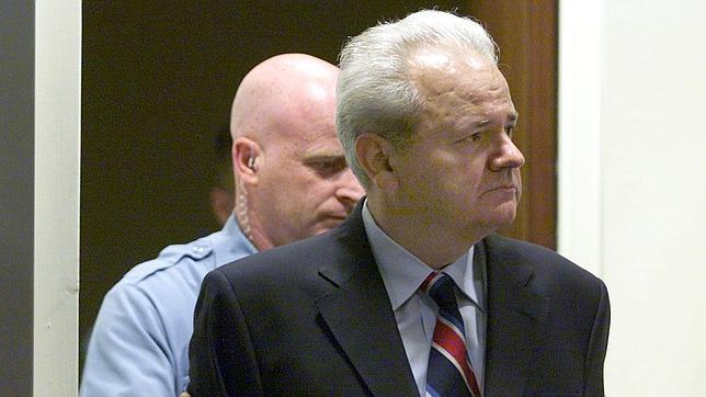 El expresidente Milosevic durante el juicio en 2003