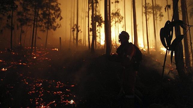 Investigan el paradero de un hombre que huyó en moto de la zona del incendio de Ribeira