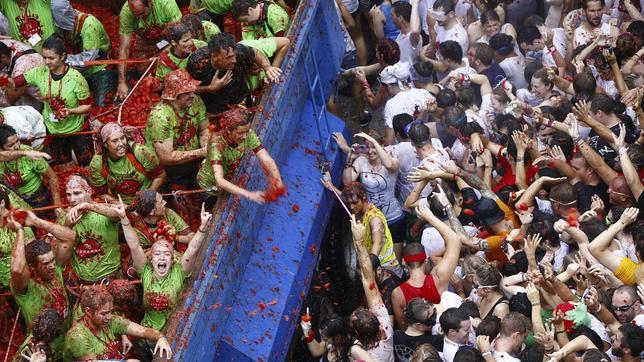 Un diluvio marca la primera Tomatina de pago de la historia