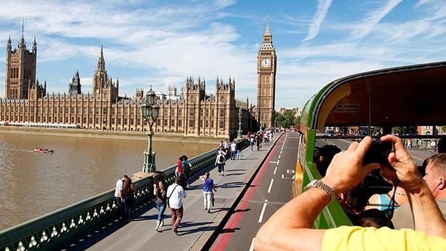Cómo viajar sin hacer colas y con las entradas aseguradas