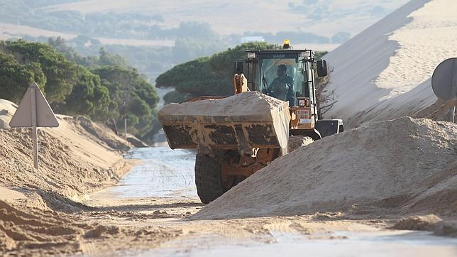 El Ayuntamiento de Tarifa esquivó la normativa para vender arena a Gibraltar