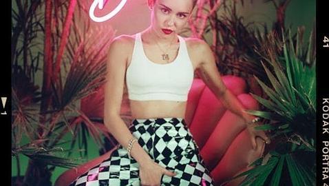 Miley Cyrus sigue «calentando» la polémica a través de Twitter