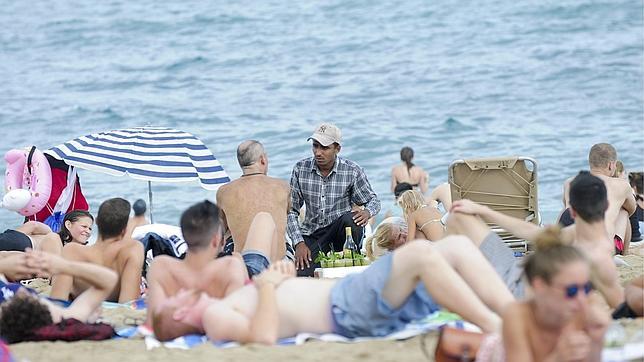 «¡Al rico mojito!»: la venta ilegal en las playas no se detiene