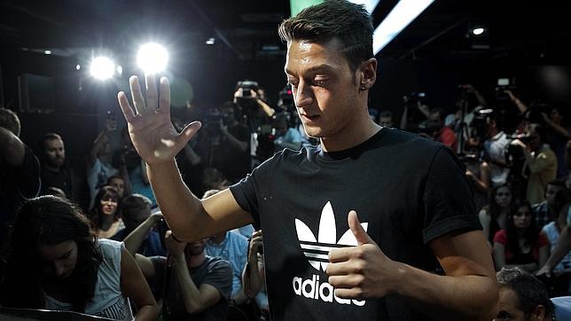 Mesut Ozil ficha por el Arsenal