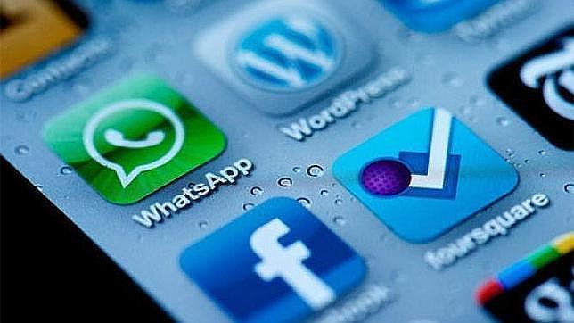 Uno de cada tres españoles no puede evitar mirar el móvil cada 15 minutos