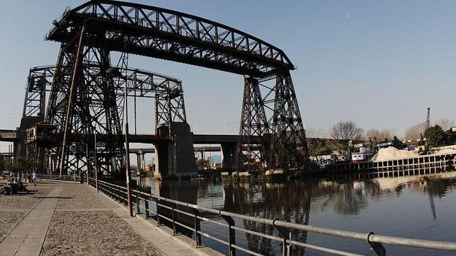 Delante el Transbordador Nicolás Avellaneda; detrás, el puente