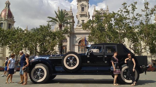 Un jeque árabe aparca su coche de lujo en la Plaza del Ayuntamiento de Valencia
