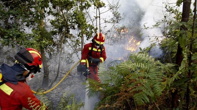 Imputados dos presuntos autores de sendos incendios en Boborás y Boiro