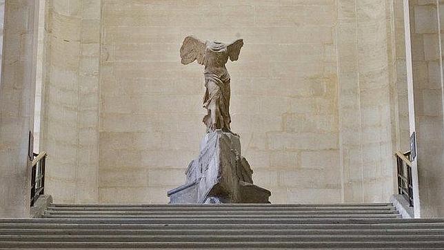 El Louvre se despide de la Victoria de Samotracia hasta junio de 2014