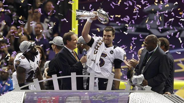 Joe Flacco levanta el Vince Lombardi después de la XLVII Super Bowl