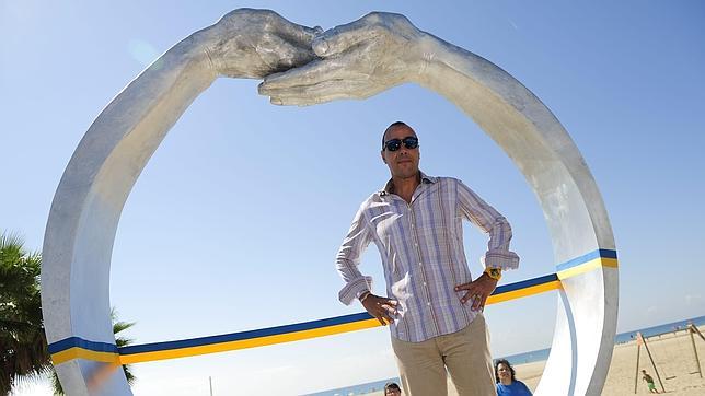 Lorenzo Quinn dona una escultura a Castelldefels