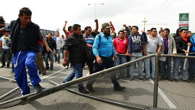Cortan los accesos al aeropuerto de México y obligan a los pasajeros a llegar a pie