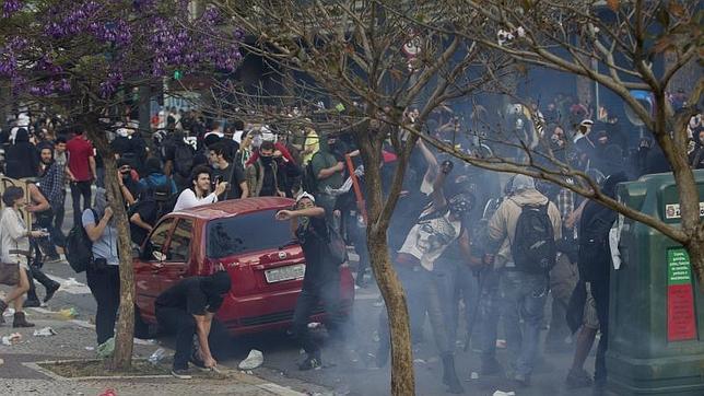 Más de 300 detenidos y decenas de heridos en una ola de disturbios en Brasil