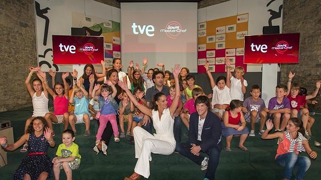 Encuentro del jurado y la presentadora con los niños en Vitoria