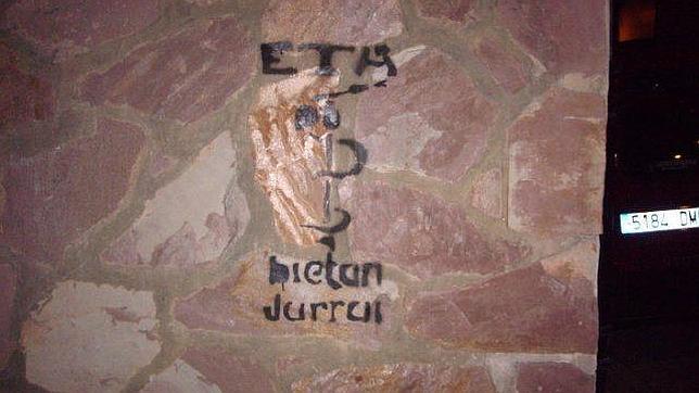 Fernández Díaz responde al desafío de la izquierda abertzale visitando Leiza