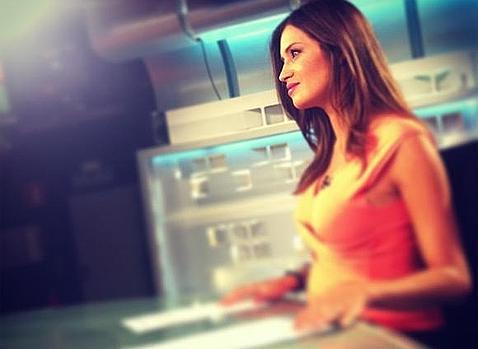 Sara Carbonero no puede esconder su tripita tras la mesa de los informativos