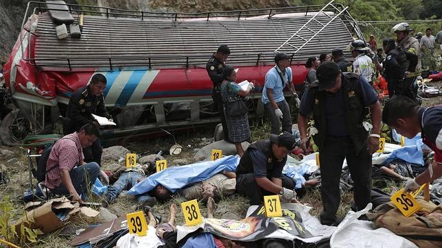 Al menos 30 muertos en un accidente de autobús en Guatemala