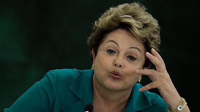 Rousseff firma la ley para destinar los derechos de explotación de petróleo en Brasil a educación y salud