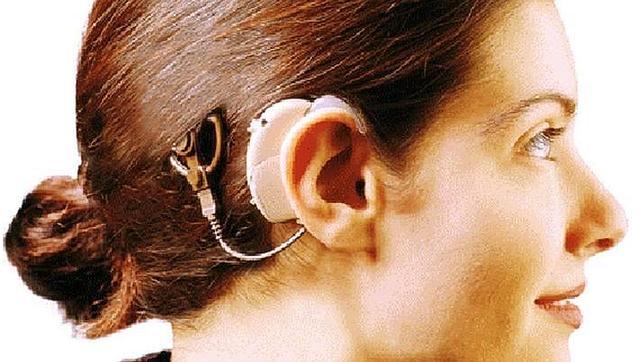 El uso continuo de auriculares puede llevar a perder la mitad de la audición