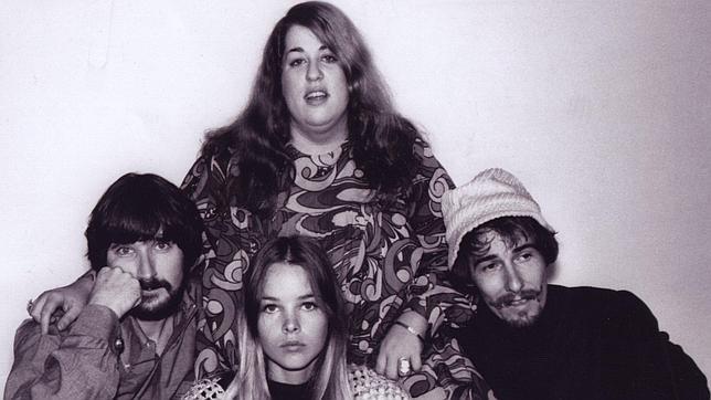 The Mamas & The Papas. Mama Cass, arriba, en el centro
