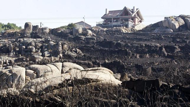 El Monte Pindo, a oscuras, para evitar chispazos en la extinción del fuego