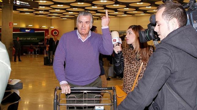 Luis Bárcenas, a su llegada al aeropuerto madrileño de Barajas