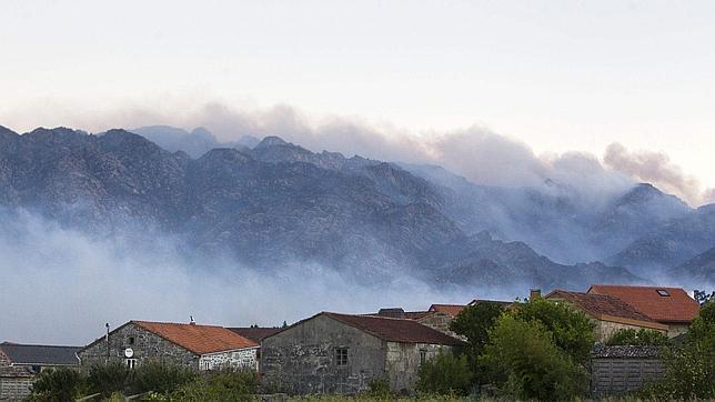 El fuego del Monte Pindo ya se ha convertido en el más devastador del verano en Galicia