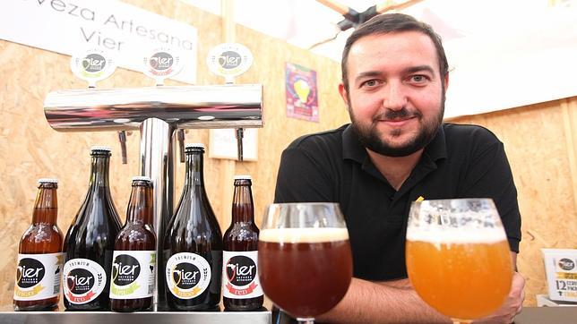 Javier Fernández junto a las distintas variedades de cerveza Vier
