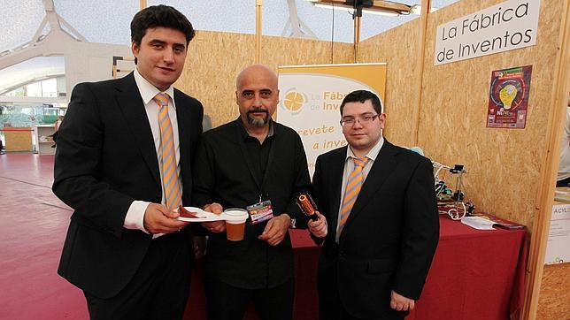 Los tres fundadores de «La Fabrica de Inventos» junto con algunos de sus productos