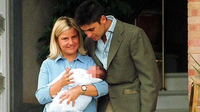 La pareja, con su hija