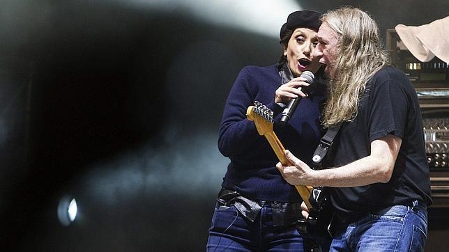 Luz Casal y Rosendo unen sus voces para recordar a Rosalía Mera