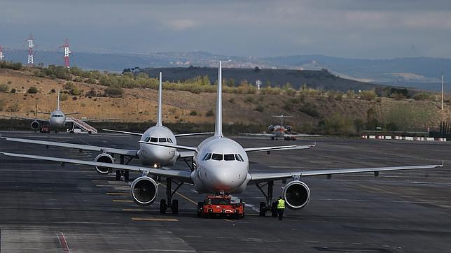 Los precios del transporte aéreo suben un 5% y los de «telecos» caen un 11% en el segundo trimestre